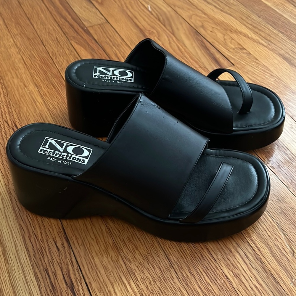 No Restrictions | 90’s black platform sandal | size 8